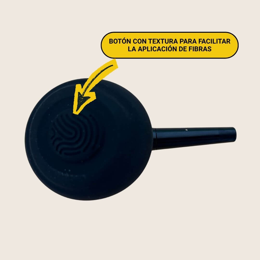 Aplicador de fibras capilares de queratina natural para una distribución más precisa y uniforme sobre el cabello.